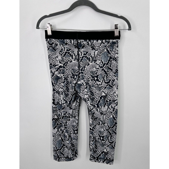 Nike Pro Core Leggings Snake Python Print Capri Cropped Mid Rise Women's Medium - Picture 3 of 6